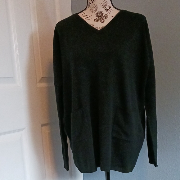 Denim&Co Sweaters - NWOT Denim & Co.V-Neck Drop-Shoulder Long-Sleeve Pocketed Tunic - Size XS